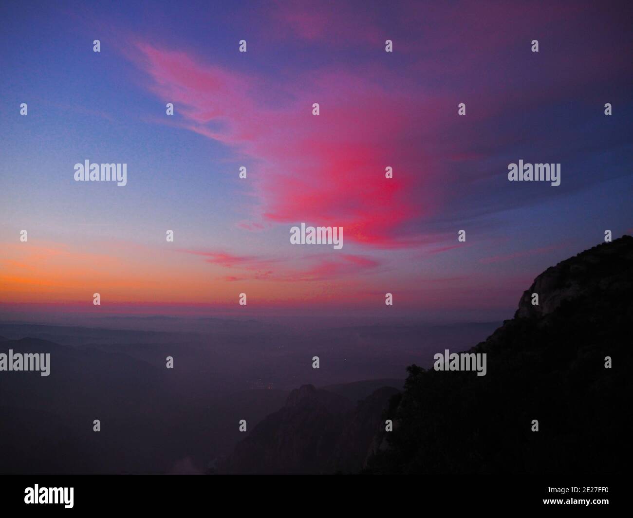 Ein stimmungsvoller und magischer Sonnenaufgang auf dem Berg Montserrat Stockfoto