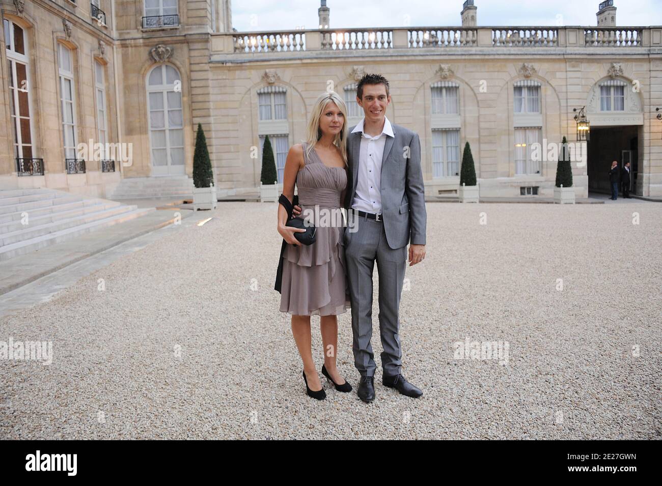 Pierre Rolland und seine Frau nach der 98. Le Tour De France im Elysee Palast in Paris, Frankreich am 24. Juli 2011. Foto von Giancarlo Gorassini/ABACAPRESS.COM Stockfoto