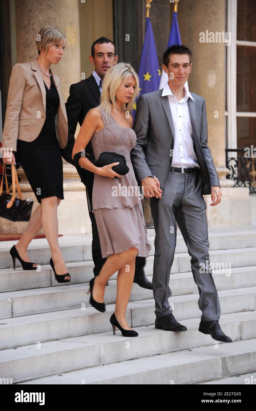 Pierre Rolland und seine Frau nach der 98. Le Tour De France im Elysee Palast in Paris, Frankreich am 24. Juli 2011. Foto von Giancarlo Gorassini/ABACAPRESS.COM Stockfoto