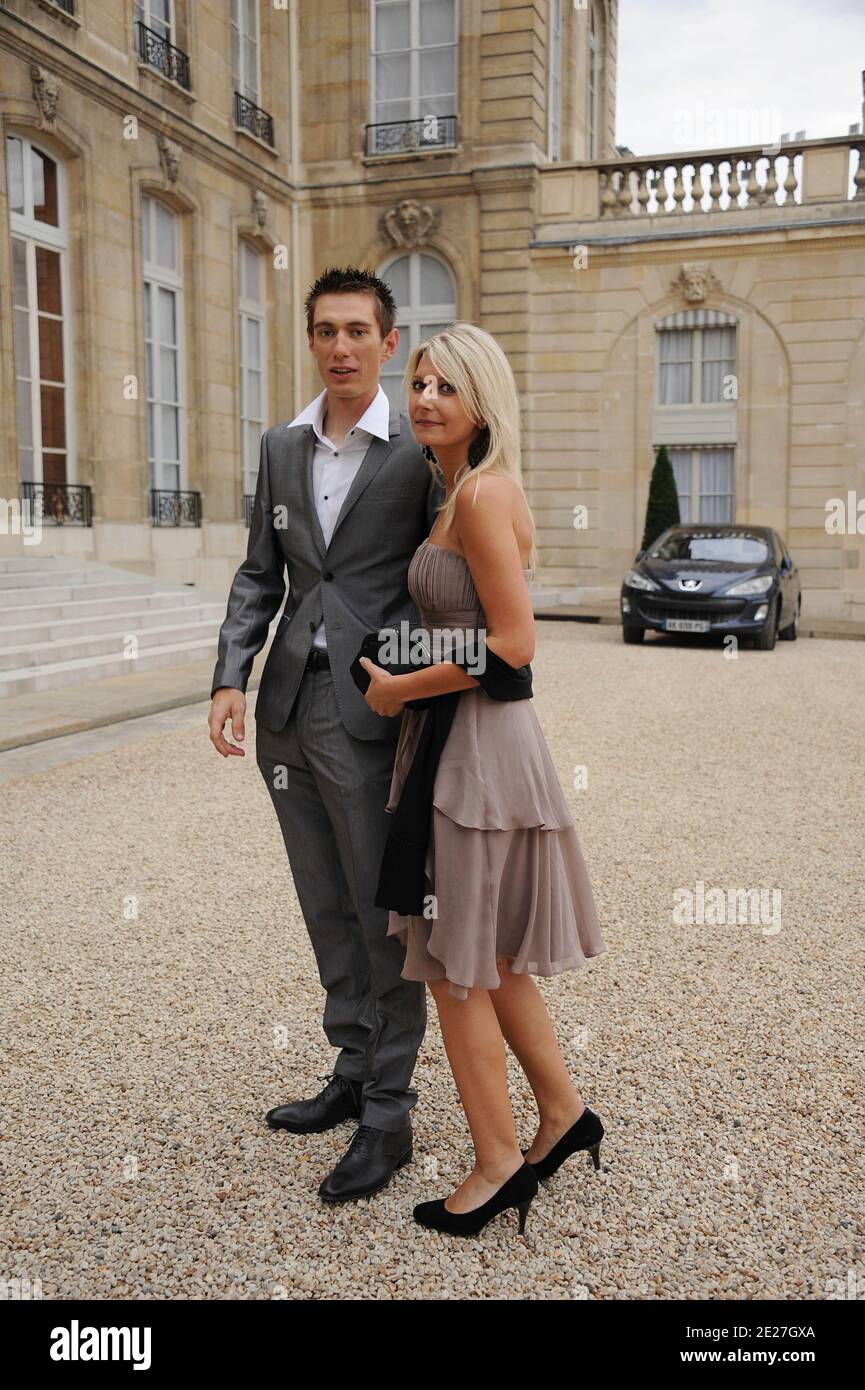 Pierre Rolland und seine Frau nach der 98. Le Tour De France im Elysee Palast in Paris, Frankreich am 24. Juli 2011. Foto von Giancarlo Gorassini/ABACAPRESS.COM Stockfoto