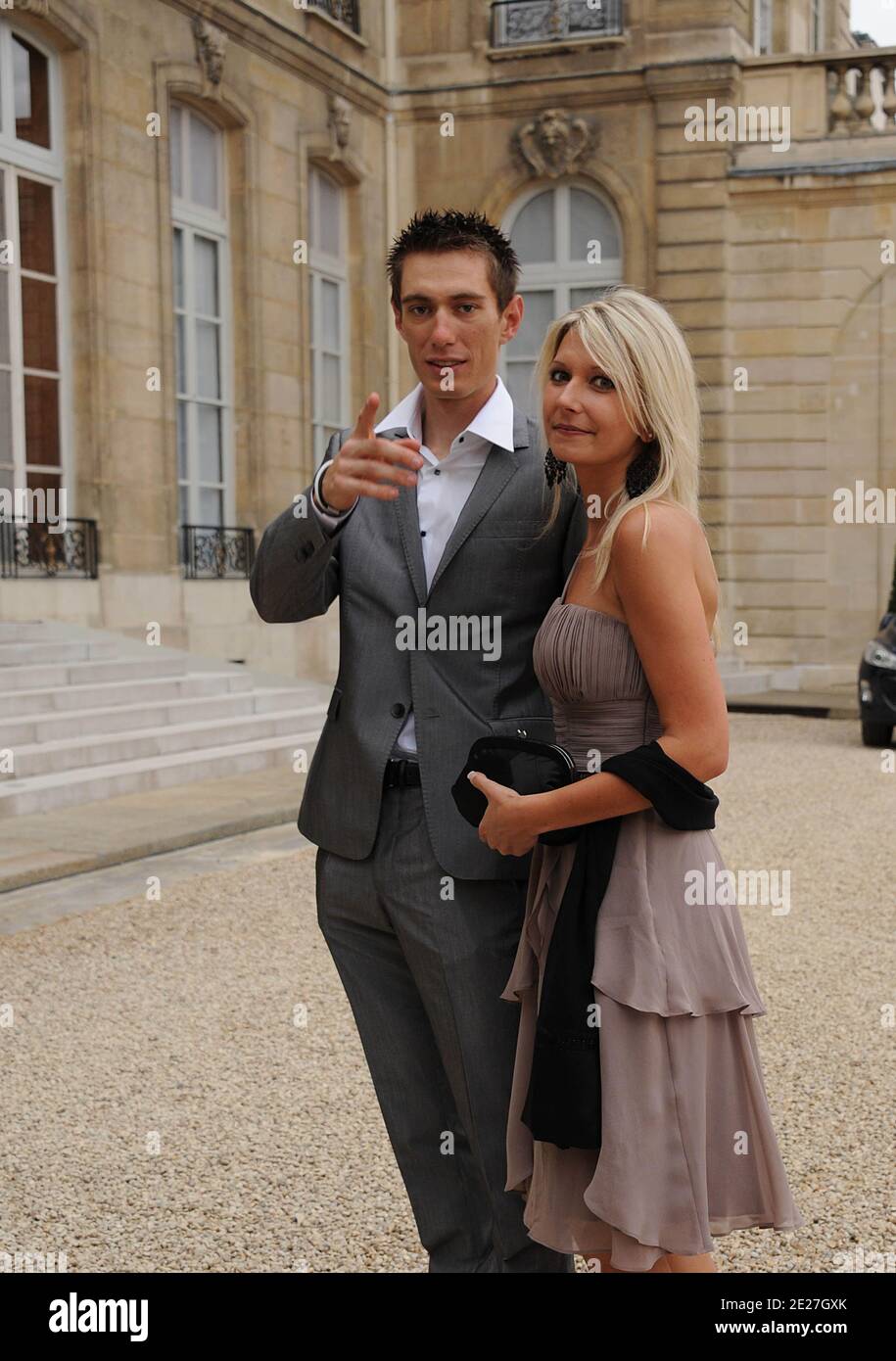 Pierre Rolland und seine Frau nach der 98. Le Tour De France im Elysee Palast in Paris, Frankreich am 24. Juli 2011. Foto von Giancarlo Gorassini/ABACAPRESS.COM Stockfoto