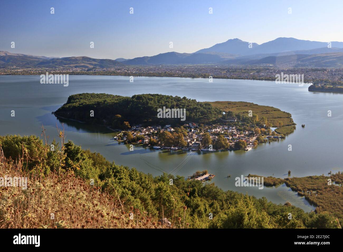 Blick auf die kleine Insel Pamvotis (oder "Pamvotida") See, bekannt als "Nisaki", Ioannina ("Giannena") Epirus, Griechenland Stockfoto