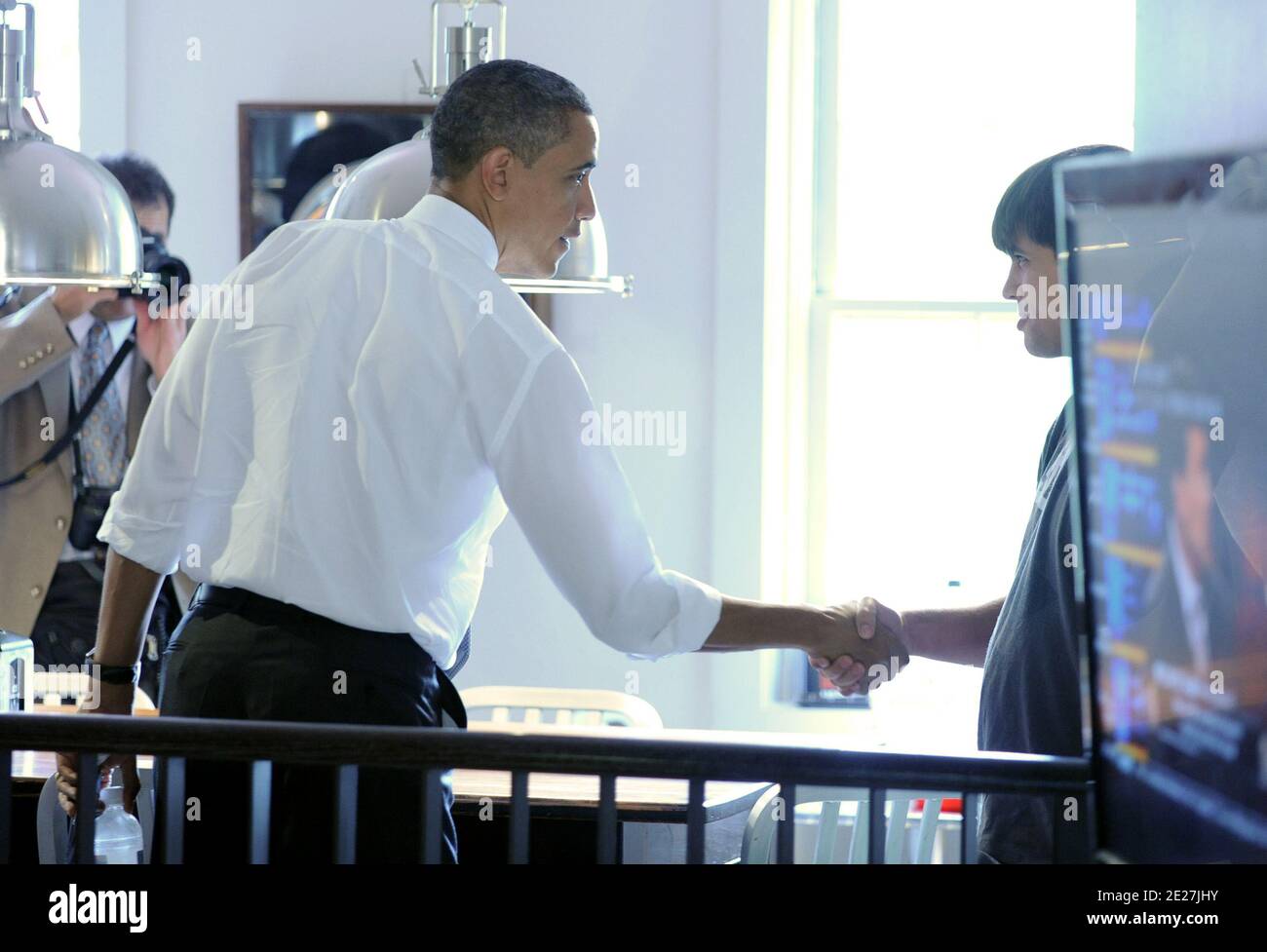 US-Präsident Barack Obama begrüßt am 03. August 2011 einen jungen Mann bei Good Stuff Eatery im Viertel Capitol Hill in Washington, DC. Mit dem Präsidenten waren OMB-Direktor Jack Lew, Assistent des Präsidenten und Direktor, Legislative Angelegenheiten Rob Nabors, Assistent des Präsidenten und stellvertretende Stabschef für Politik Nancy Ann DeParle, Stabschef des Vizepräsidenten Bruce Reed und Direktor des Nationalen Wirtschaftsrates Gene Sperling. Foto von Roger L. Wollenberg/Pool/ABACAPRESS.COM Stockfoto