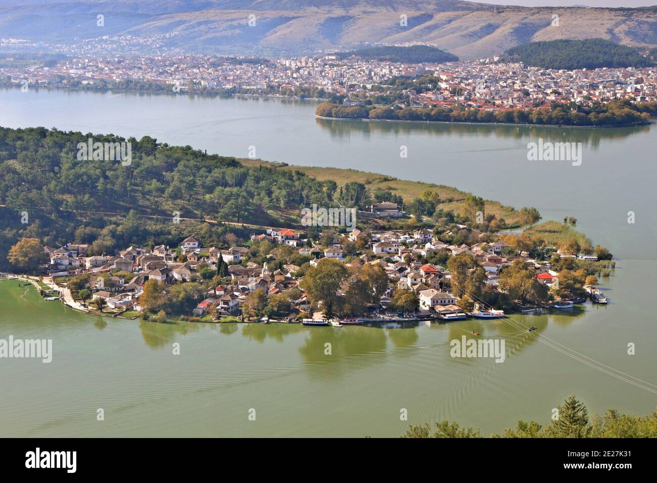 Blick auf die kleine Insel Pamvotis (oder "Pamvotida") See, bekannt als "Nisaki", Ioannina ("Giannena") Epirus, Griechenland Stockfoto