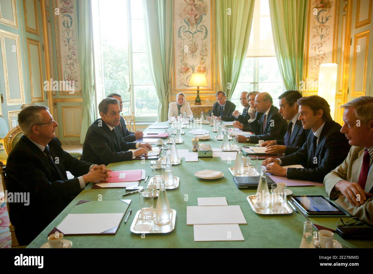 Nicolas Sarkozy, Valerie Pecresse, Alain Juppe, Francois Fillon, Francois Baroin und Christian Noyer, Gouvernor von Banque de France bei einem Treffen über die Finanzkrise im Elysee-Palast in Paris, Frankreich am 10. August 2011. Foto Pool von Denis/ABACAPRESS.COM Stockfoto