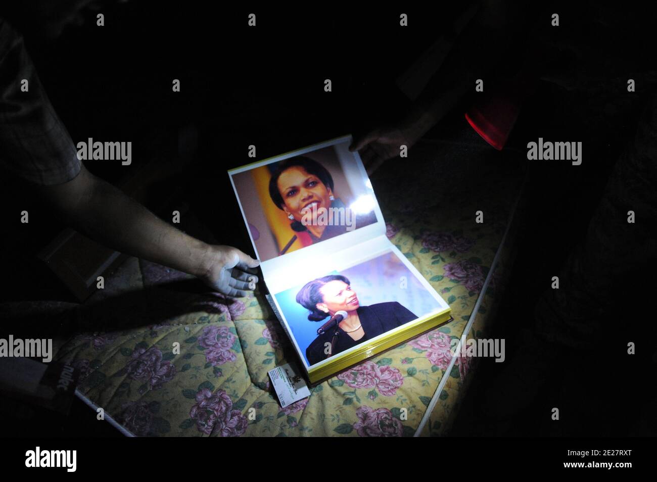 Junge Rebellen zeigen viele Alben des ehemaligen Staatssekretärs Condoleeza Rice, der offensichtlich viel im Kopf von Oberst Gaddafi stand, der am 24. August 2011 in der Residenz von Oberst Gaddafi, "Bab Al Aziziya", in Tripolis, Libyen, gefunden wurde. Foto von Ammar Abd Rabbo/ABACAPRESS.COM Stockfoto