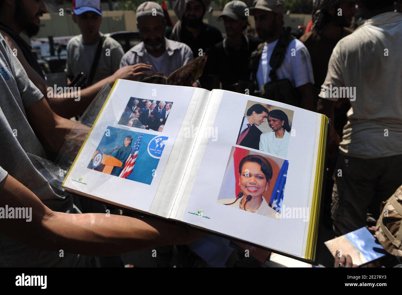 Junge Rebellen zeigen viele Alben des ehemaligen Staatssekretärs Condoleeza Rice, der offensichtlich viel im Kopf von Oberst Gaddafi stand, der am 24. August 2011 in der Residenz von Oberst Gaddafi, "Bab Al Aziziya", in Tripolis, Libyen, gefunden wurde. Foto von Ammar Abd Rabbo/ABACAPRESS.COM Stockfoto