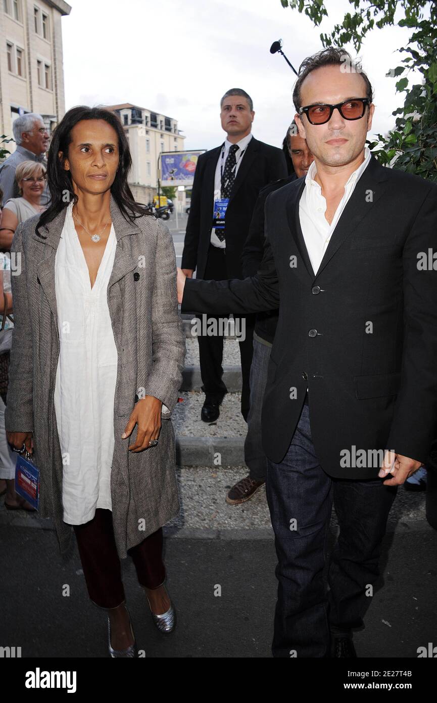 Vincent Perez und seine Frau Karine Silla bei der Eröffnungsfeier des 4. Festival Du Film Francophone d'Angouleme in Angouleme, Frankreich am 24. August 2011. Foto von Giancarlo Gorassini/ABACAPRESS.COM Stockfoto