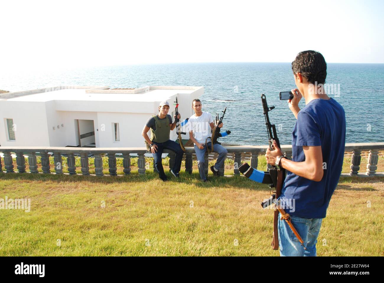 Junge Rebellen stellen sich bei einem Besuch bei jungen Rebellen am 26. August 2011 neben einer der Raststätten von Hannibal, Sohn des libyschen Führers Oberst Gaddafi im Regatta-Gebiet westlich von Tripolis, Libyen. Foto von Ammar Abd Rabbo/ABACAPRESS.COM Stockfoto