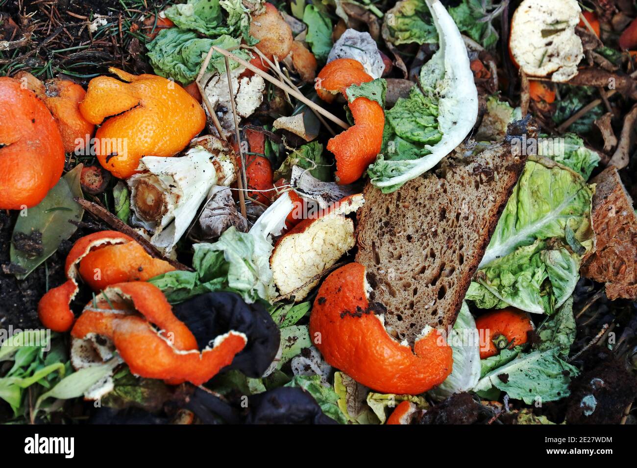 Weggeworfene und verdorbene Lebensmittel auf einem Müllhaufen Stockfoto