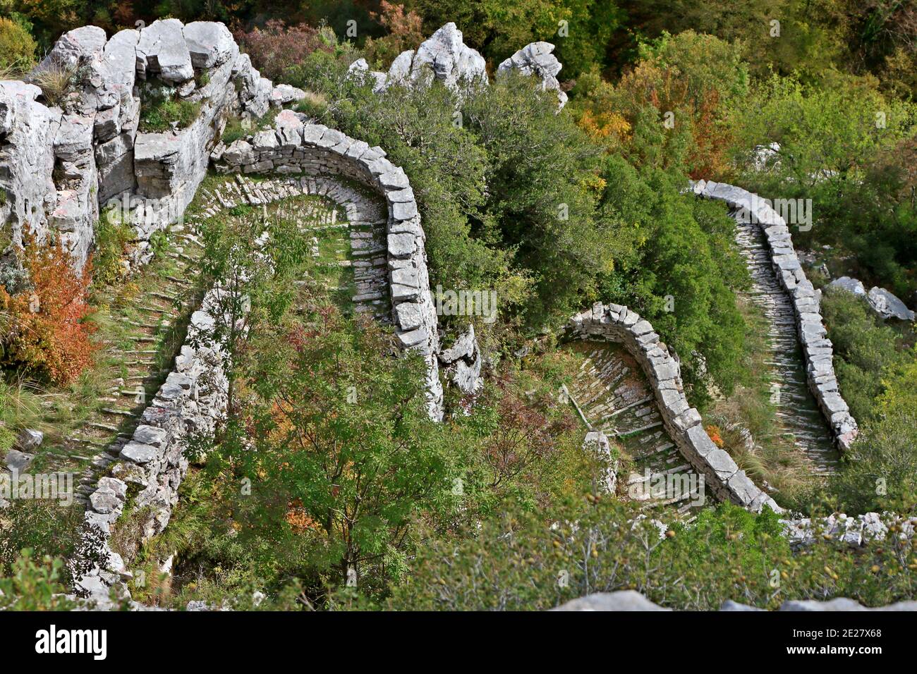Die Scala in, eine fantastische Steinweg, ein echtes Meisterwerk der traditionellen Technik in Zagori Region, Ioannina, Griechenland Stockfoto