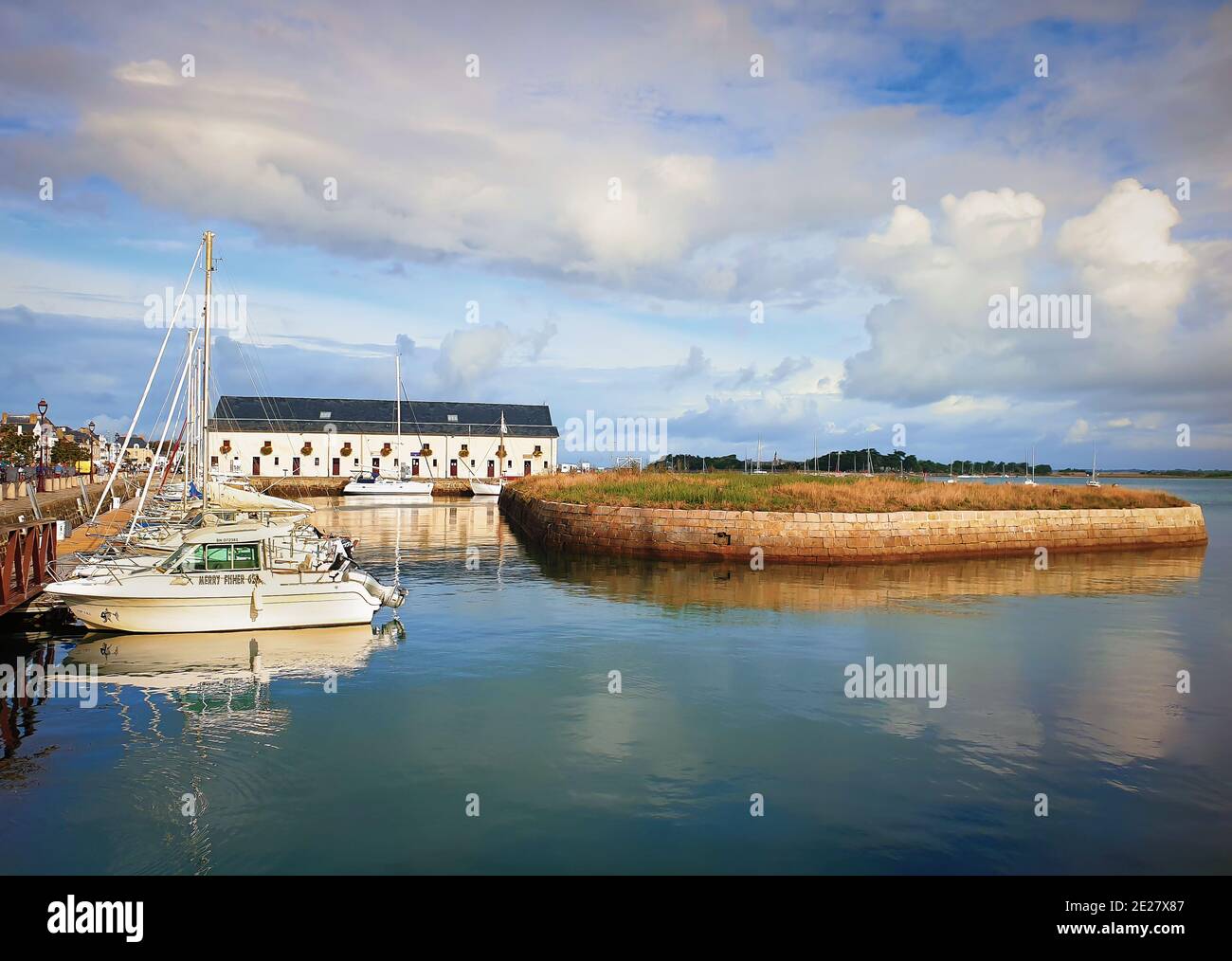 Le Croisic, Frankreich, September 2020, Boote an einem sonnigen Tag in einem Hafen der Bretagne festgemacht Stockfoto