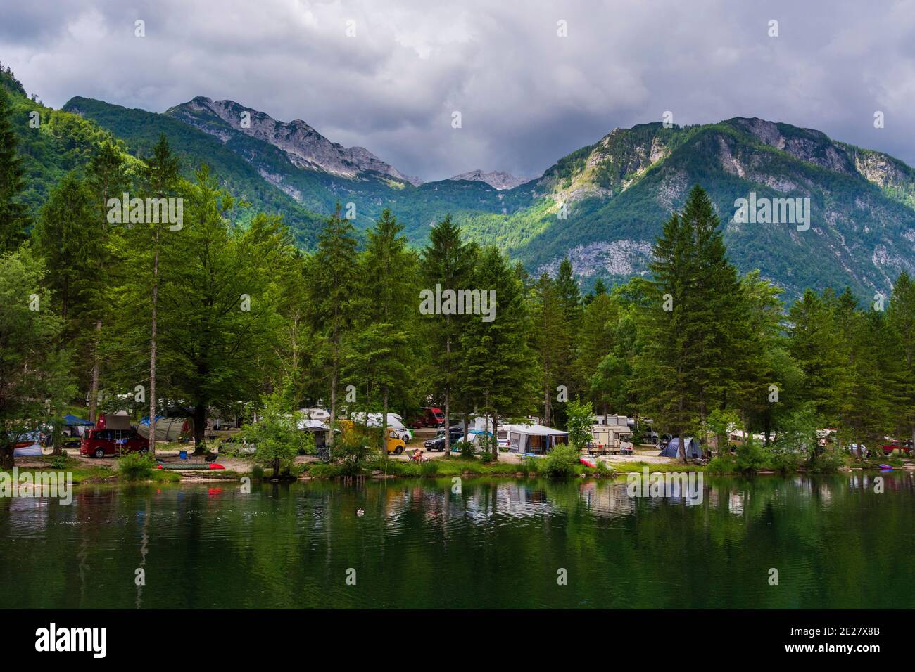 Ein Campingplatz am Bohinjer See, Slowenien. Stockfoto