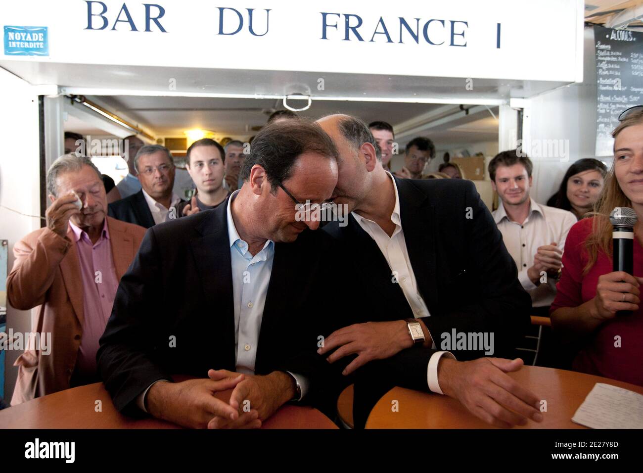 Der französische Kandidat für sozialistische Vorwahlen und der sozialistische Abgeordnete Francois Hollande spricht mit dem sozialistischen Abgeordneten Pierre Moscovici auf dem Boot "France 1" während des jährlichen Sommerlagers der Sozialistischen Partei Frankreichs (PS) in La Rochelle im Südwesten Frankreichs am 27. August 2011. Das jährliche Sommerlager der Sozialistischen Partei Frankreichs (PS) findet vom 26. Bis 28. August in La Rochelle statt. Foto von Stephane Lemouton/ABACAPRESS.COM Stockfoto