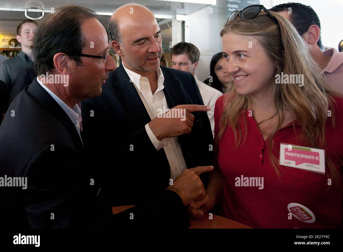 Der französische Kandidat für sozialistische Vorwahlen und der sozialistische Abgeordnete Francois Hollande und der sozialistische Abgeordnete Pierre Moscovici sprechen mit einem sozialistischen Militanten auf dem Boot "France 1" während des jährlichen Sommerlagers der französischen Sozialistischen Partei (PS) in La Rochelle im Südwesten Frankreichs am 27. August 2011. Das jährliche Sommerlager der Sozialistischen Partei Frankreichs (PS) findet vom 26. Bis 28. August in La Rochelle statt. Foto von Stephane Lemouton/ABACAPRESS.COM Stockfoto