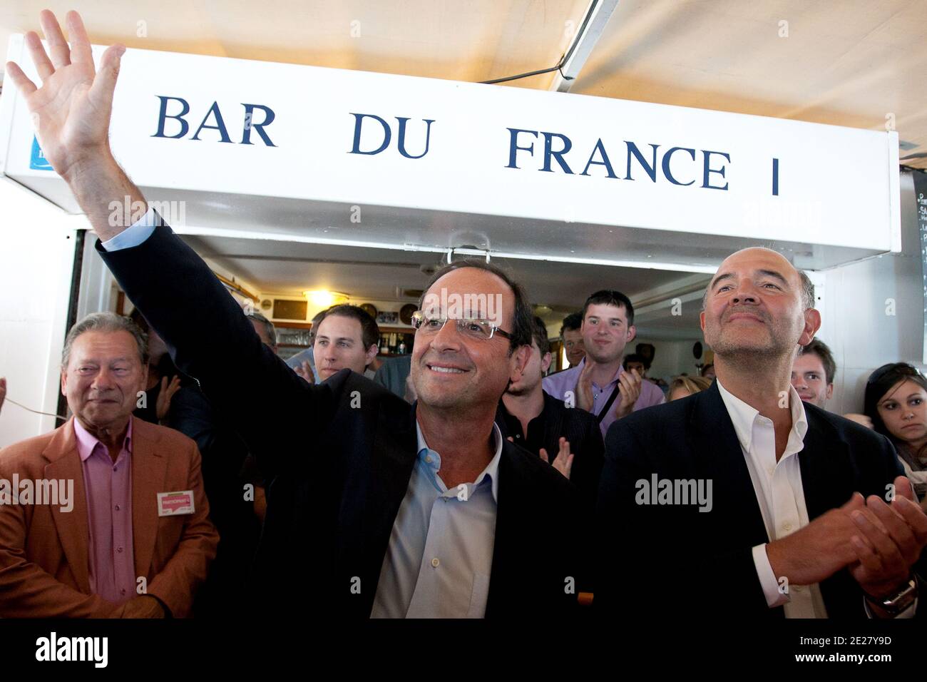 Der französische Kandidat für sozialistische Vorwahlen und der sozialistische Abgeordnete Francois Hollande hält eine Rede auf dem Boot "France 1" neben dem sozialistischen Abgeordneten Pierre Moscovici während des jährlichen Sommerlagers der Sozialistischen Partei Frankreichs (PS) in La Rochelle im Südwesten Frankreichs am 27. August 2011. Das jährliche Sommerlager der Sozialistischen Partei Frankreichs (PS) findet vom 26. Bis 28. August in La Rochelle statt. Foto von Stephane Lemouton/ABACAPRESS.COM Stockfoto