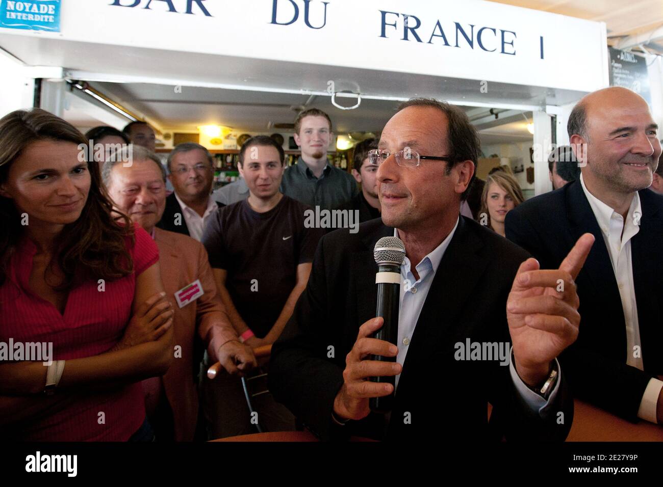 Der französische Kandidat für sozialistische Vorwahlen und der sozialistische Abgeordnete Francois Hollande hält eine Rede auf dem Boot "France 1" neben dem sozialistischen Abgeordneten Pierre Moscovici und dem sozialistischen Abgeordneten Aurelie Filippetti während des jährlichen Sommerlagers der Sozialistischen Partei (PS) in La Rochelle im Südwesten Frankreichs am 27. August 2011. Das jährliche Sommerlager der Sozialistischen Partei Frankreichs (PS) findet vom 26. Bis 28. August in La Rochelle statt. Foto von Stephane Lemouton/ABACAPRESS.COM Stockfoto