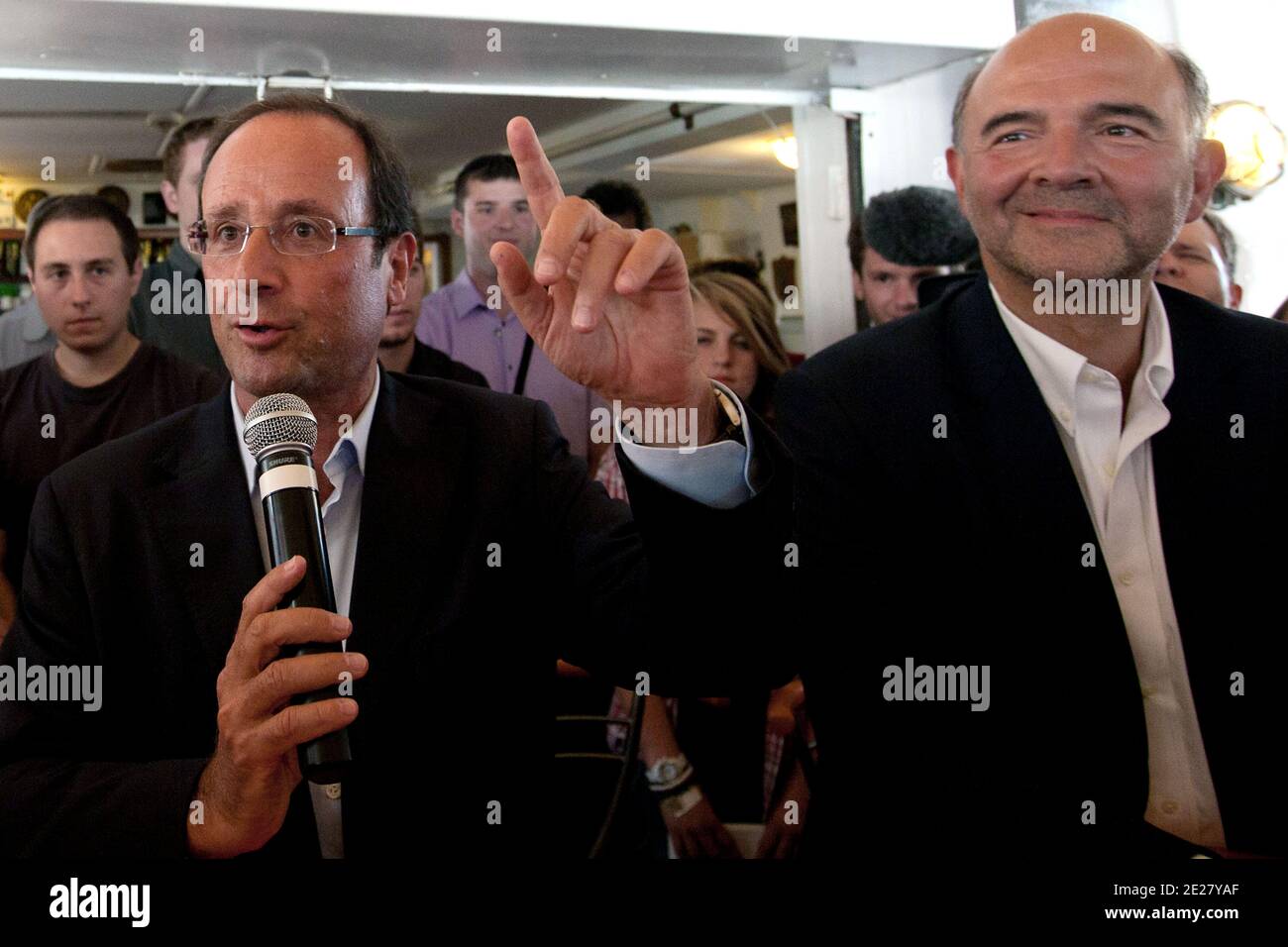 Der sozialistische Abgeordnete Pierre Moscovici hält eine Rede neben dem französischen Kandidaten für sozialistische Vorwahlen und dem sozialistischen Abgeordneten Francois Hollande und dem sozialistischen Abgeordneten Pierre Moscovici im Boot France 1 während des jährlichen Sommerlagers der französischen Sozialistischen Partei (PS) in La Rochelle im Südwesten Frankreichs am 27. August 2011. Das jährliche Sommerlager der Sozialistischen Partei Frankreichs (PS) findet vom 26. Bis 28. August in La Rochelle statt. Foto von Stephane Lemouton/ABACAPRESS.COM Stockfoto