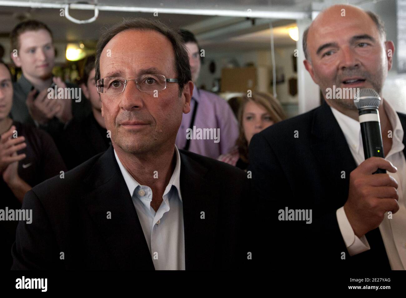 Der sozialistische Abgeordnete Pierre Moscovici hält eine Rede neben dem französischen Kandidaten für sozialistische Vorwahlen und dem sozialistischen Abgeordneten Francois Hollande und dem sozialistischen Abgeordneten Pierre Moscovici im Boot France 1 während des jährlichen Sommerlagers der französischen Sozialistischen Partei (PS) in La Rochelle im Südwesten Frankreichs am 27. August 2011. Das jährliche Sommerlager der Sozialistischen Partei Frankreichs (PS) findet vom 26. Bis 28. August in La Rochelle statt. Foto von Stephane Lemouton/ABACAPRESS.COM Stockfoto