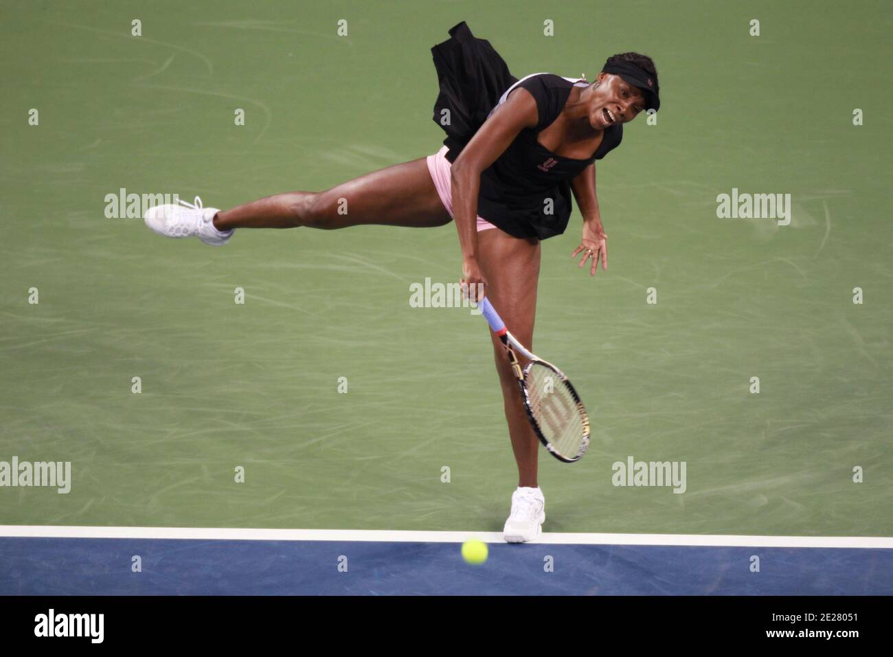 USA Venus Williams im Einsatz gegen die russische Vesna Dolonts während des ersten Tages der US Open in Flushing Meadows in New York City, NY, USA am 29. August 2011. Foto von Elizabeth Pantaleo/ABACAPRESS.COM Stockfoto