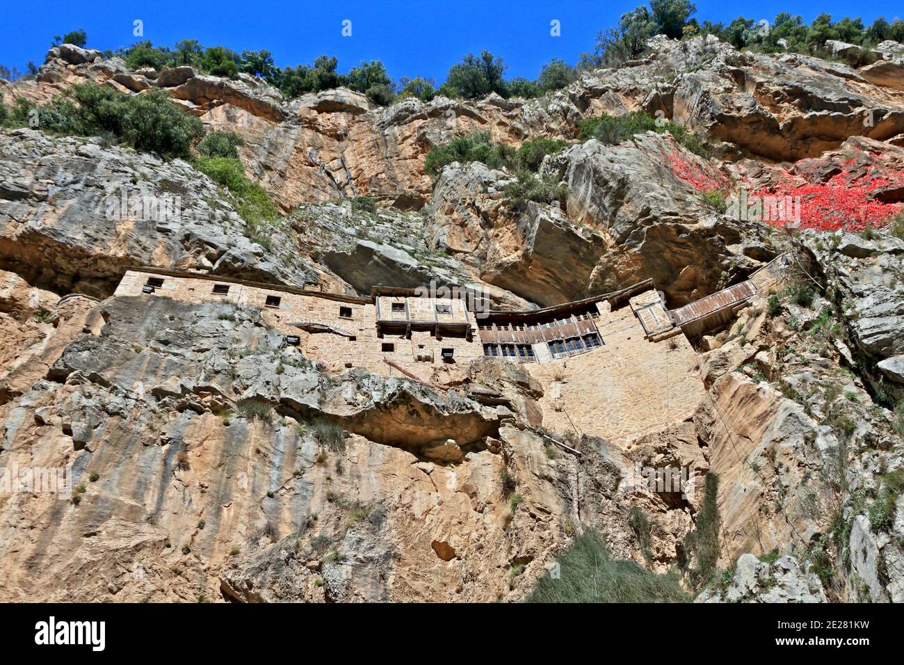 Das heilige Kloster Kipina, hängen von einer Klippe in Tzoumerka Bergregion, Ioannina, Epirus, Griechenland Stockfoto