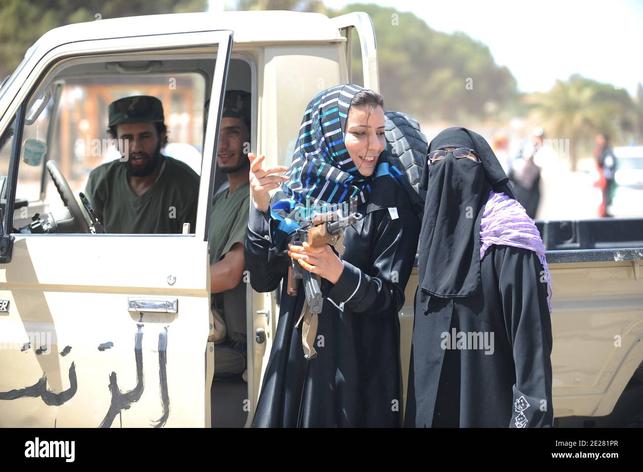 Die Libyer besuchen die Ruinen des zerstörten Hauses ihres Führers Muammar Gaddafi auf dem Gelände von Bab Al Aziziya, während die Bevölkerung am 31. August 2011 in Tripolis, Libyen, den ersten Tag der Hilfe El Fitr feiert, der das Ende des ramadan-Monats markiert. Foto von Ammar Abd Rabbo/ABACAPRESS.COM Stockfoto