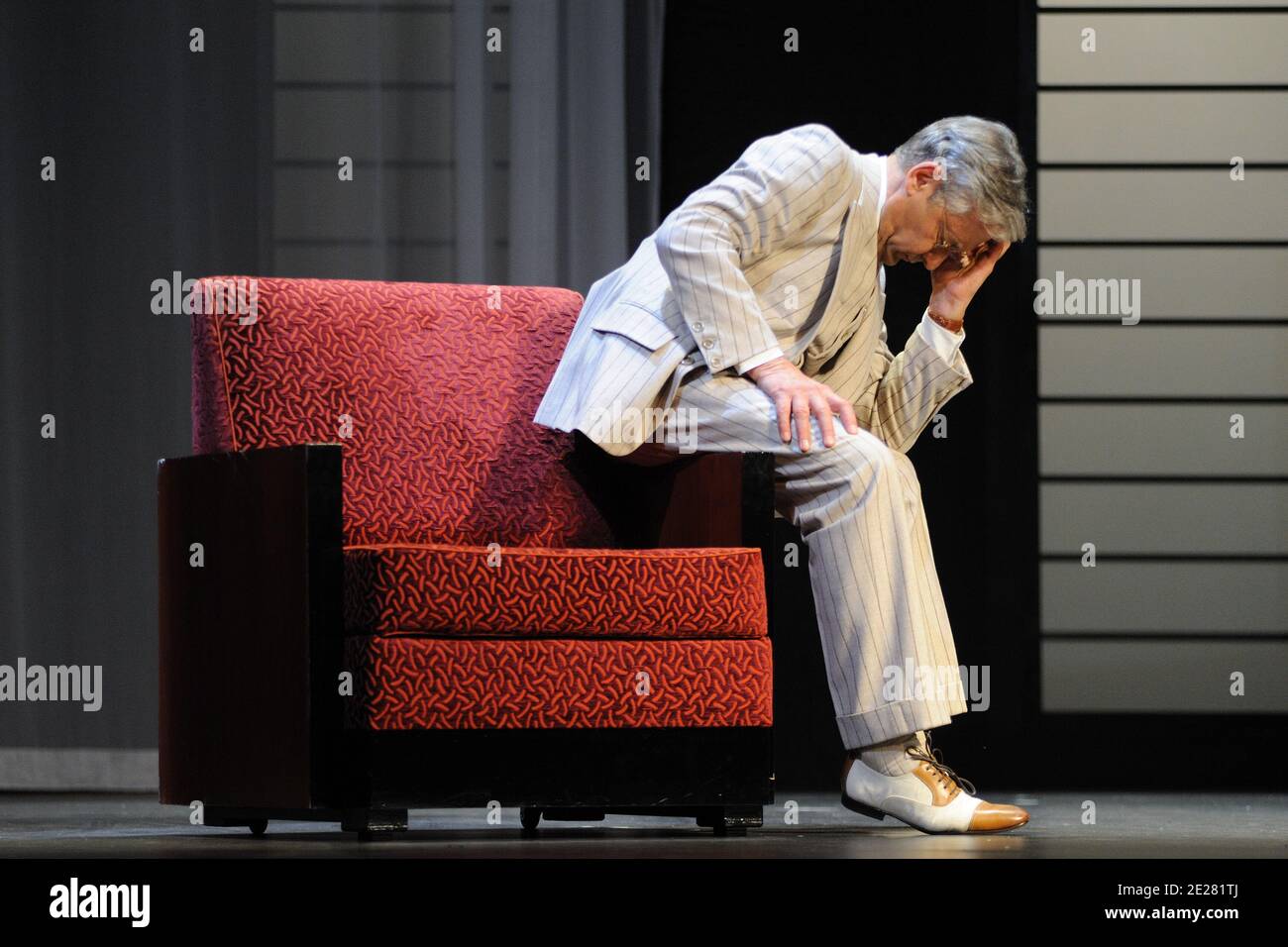 Didier Sandre, der am 31. August 2011 Ronald Harwoods neues Stück "Collaboration" im Theater des Varietes in Paris, Frankreich, aufführt. Foto von Alban Wyters/ABACAPRESS.COM Stockfoto