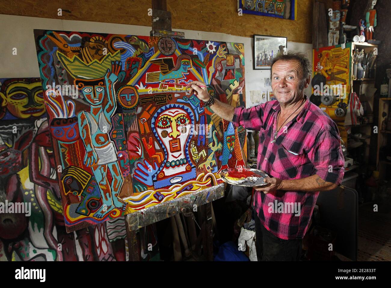 Martin Lartigue, 59 ans, devenu celebre a 9 ans dans le role de Petit Gibus dans le Film 'La guerre des Boutons' d'Yves Robert, pose dans son Atelier d'artiste à sore dans la foret Landaise le 1 septembre 2011. Martin est le fils de Dany Lartigue , peintre à Saint Tropez et le Petit fils de Jacques Henri Lartigue le celebre photographe. Il prepare une Exposition à Paris au Chateau de Maintenon du 17 septembre au 16 octobre apres avoir suivi la sortie des 2 nouveaux Films reprenant sa Version de la Guerre des Boutons. Son travail aborde la sculture et la peinture depuis de nombreuses annees. Du Stockfoto