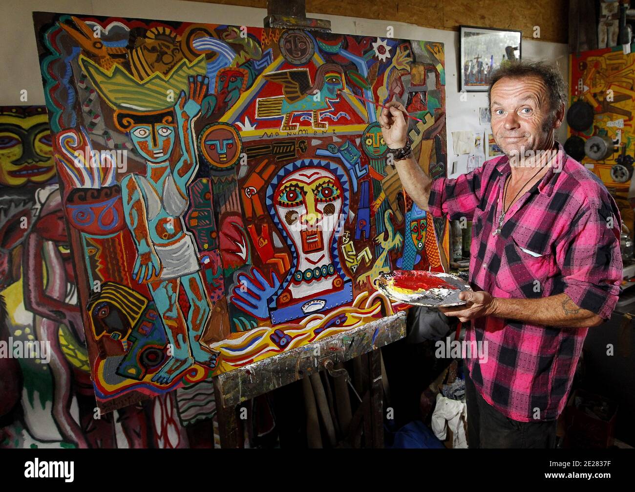 Martin Lartigue, 59 ans, devenu celebre a 9 ans dans le role de Petit Gibus dans le Film 'La guerre des Boutons' d'Yves Robert, pose dans son Atelier d'artiste à sore dans la foret Landaise le 1 septembre 2011. Martin est le fils de Dany Lartigue , peintre à Saint Tropez et le Petit fils de Jacques Henri Lartigue le celebre photographe. Il prepare une Exposition à Paris au Chateau de Maintenon du 17 septembre au 16 octobre apres avoir suivi la sortie des 2 nouveaux Films reprenant sa Version de la Guerre des Boutons. Son travail aborde la sculture et la peinture depuis de nombreuses annees. Du Stockfoto