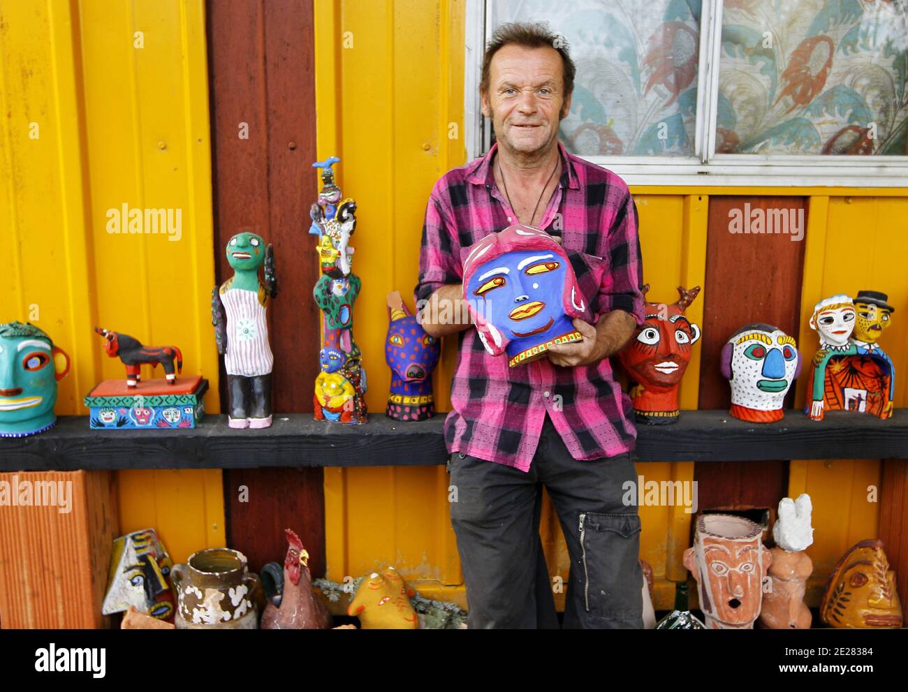 Martin Lartigue, 59 ans, devenu celebre a 9 ans dans le role de Petit Gibus dans le Film 'La guerre des Boutons' d'Yves Robert, pose dans son Atelier d'artiste à sore dans la foret Landaise le 1 septembre 2011. Martin est le fils de Dany Lartigue , peintre à Saint Tropez et le Petit fils de Jacques Henri Lartigue le celebre photographe. Il prepare une Exposition à Paris au Chateau de Maintenon du 17 septembre au 16 octobre apres avoir suivi la sortie des 2 nouveaux Films reprenant sa Version de la Guerre des Boutons. Son travail aborde la sculture et la peinture depuis de nombreuses annees. Du Stockfoto