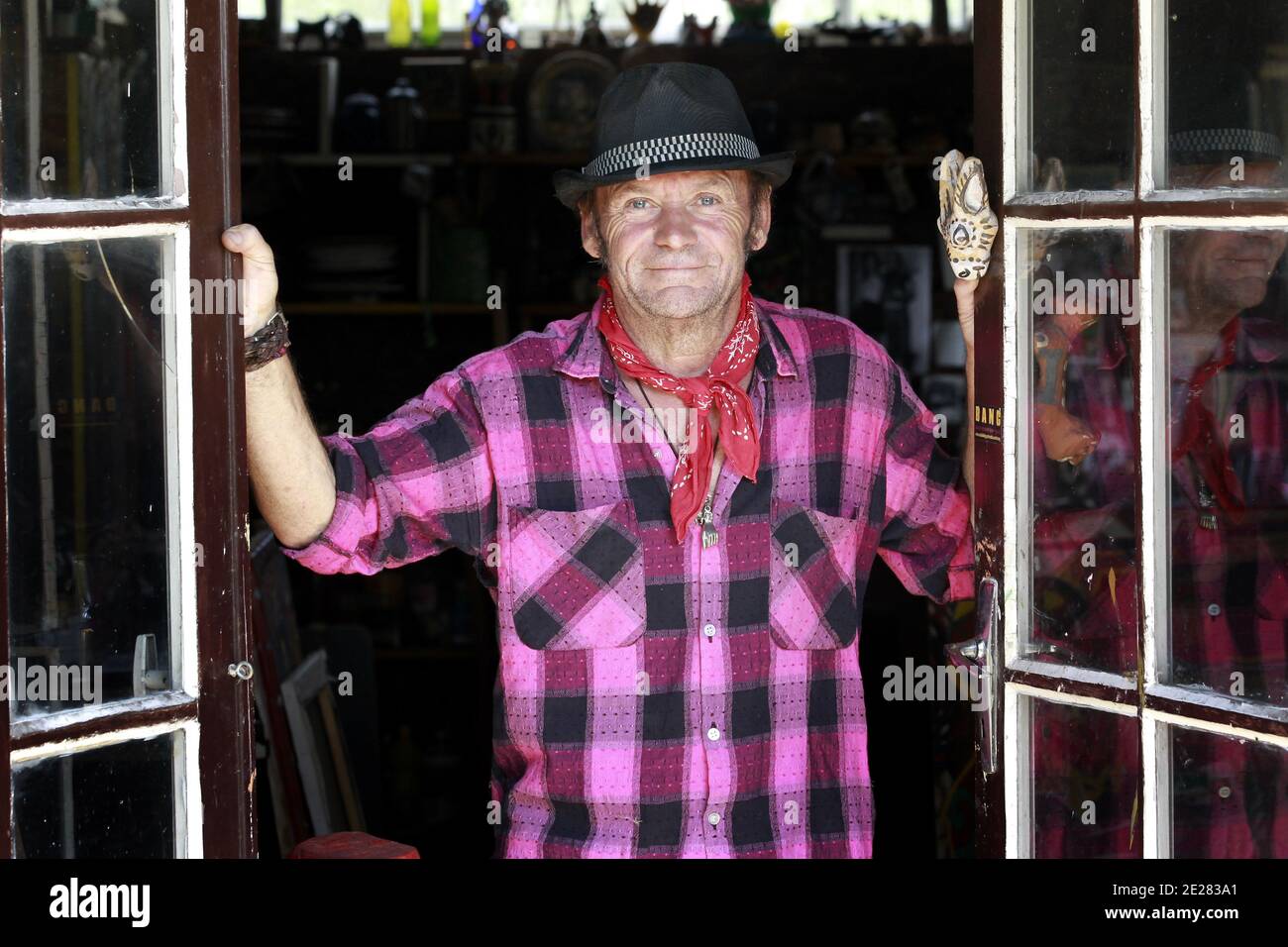 Martin Lartigue, 59 ans, devenu celebre a 9 ans dans le role de Petit Gibus dans le Film 'La guerre des Boutons' d'Yves Robert, pose dans son Atelier d'artiste à sore dans la foret Landaise le 1 septembre 2011. Martin est le fils de Dany Lartigue , peintre à Saint Tropez et le Petit fils de Jacques Henri Lartigue le celebre photographe. Il prepare une Exposition à Paris au Chateau de Maintenon du 17 septembre au 16 octobre apres avoir suivi la sortie des 2 nouveaux Films reprenant sa Version de la Guerre des Boutons. Son travail aborde la sculture et la peinture depuis de nombreuses annees. Du Stockfoto