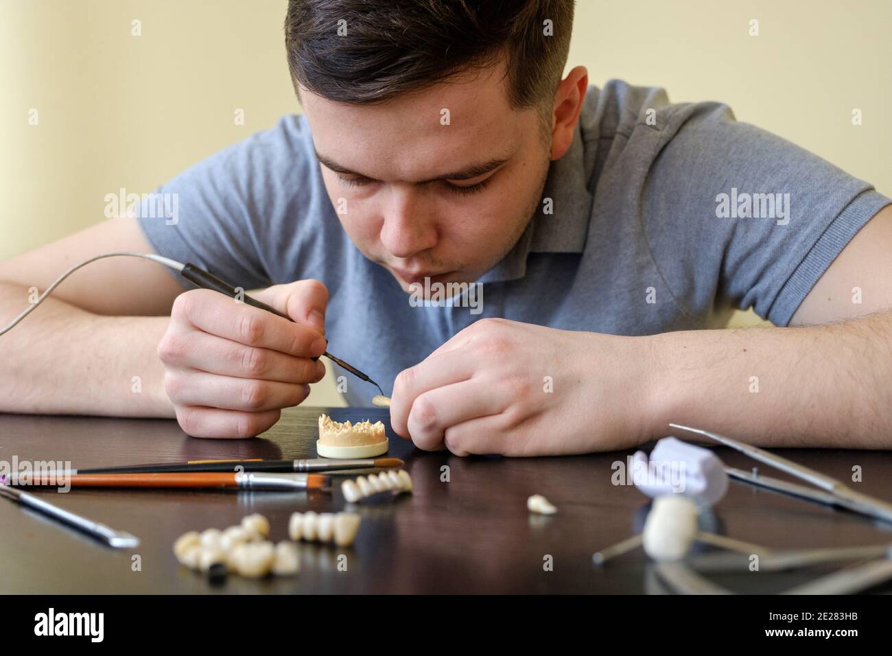 Zahntechniker Modellierung Zahnkronen mit heißem Wachs. Arbeitsplatz eines Zahntechnikers Stockfoto