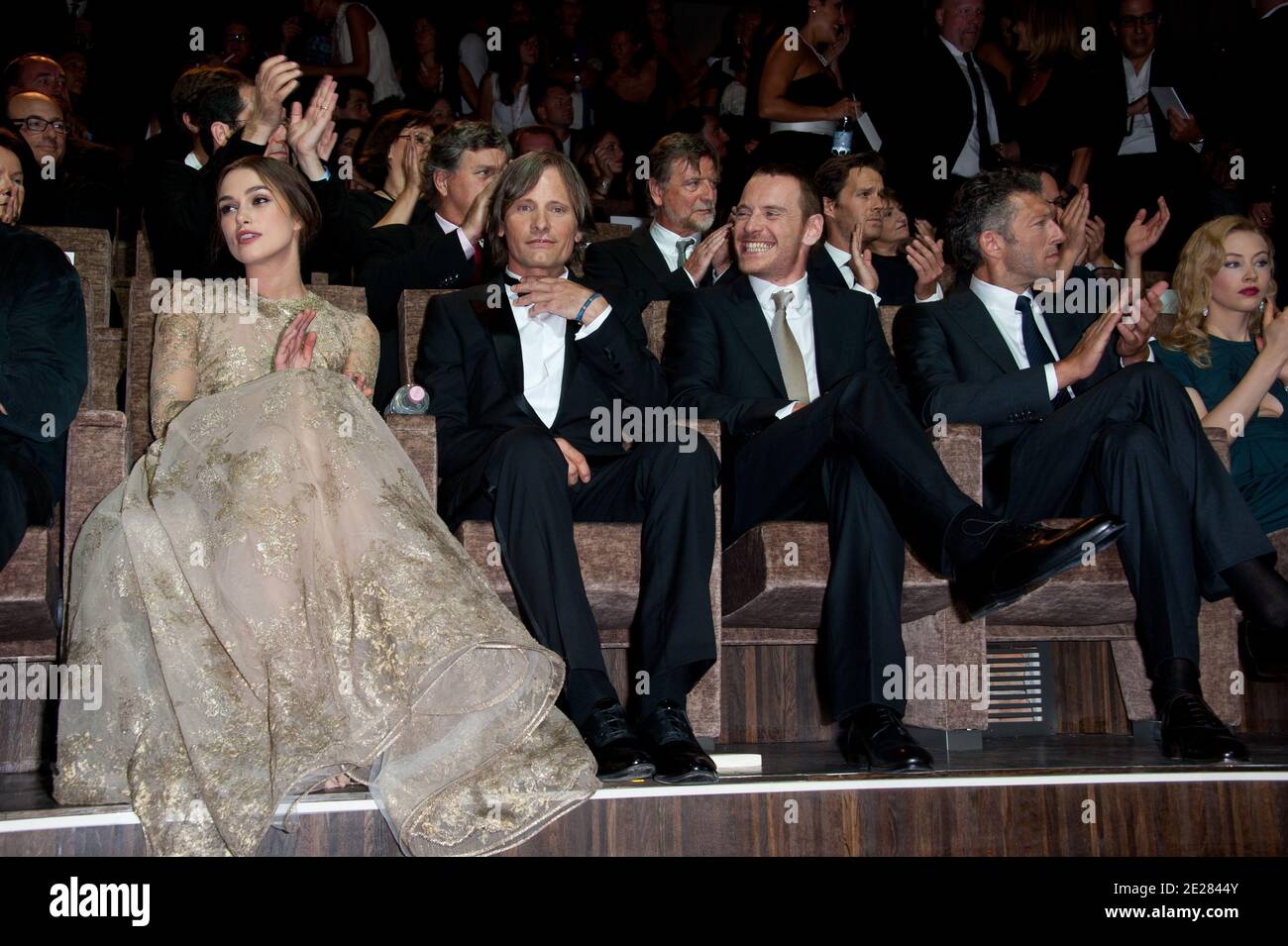 Regisseur David Cronenberg, Vincent Cassel, Viggo Mortensen, Keira Knightley, Michael Fassbender, Sarah Gadon und Produzent Jeremy Thomas bei der Ankunft auf dem Roten Teppich für die Premiere von "A Dangerous Method" im Sala Grande Palazzo Del Cinema während der 68. Internationalen Filmfestspiele von Venedig am 2. September 2011 in Venedig, Italien. Foto von Nicolas Genin/ABACAPRESS.COM Stockfoto