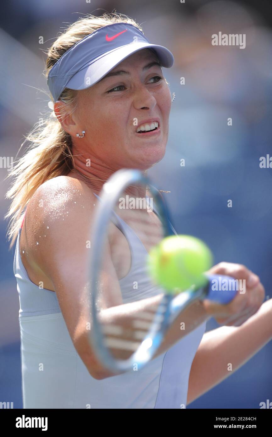 Die russische Maria Sharapova im Kampf gegen die italienische Flavia Penetta während des 5. Tages bei den US Open, in Flushing Meadows, New York City, NY, USA, 2. September 2011. Foto von Mehdi Taamallah/ABACAPRESS.COM Stockfoto