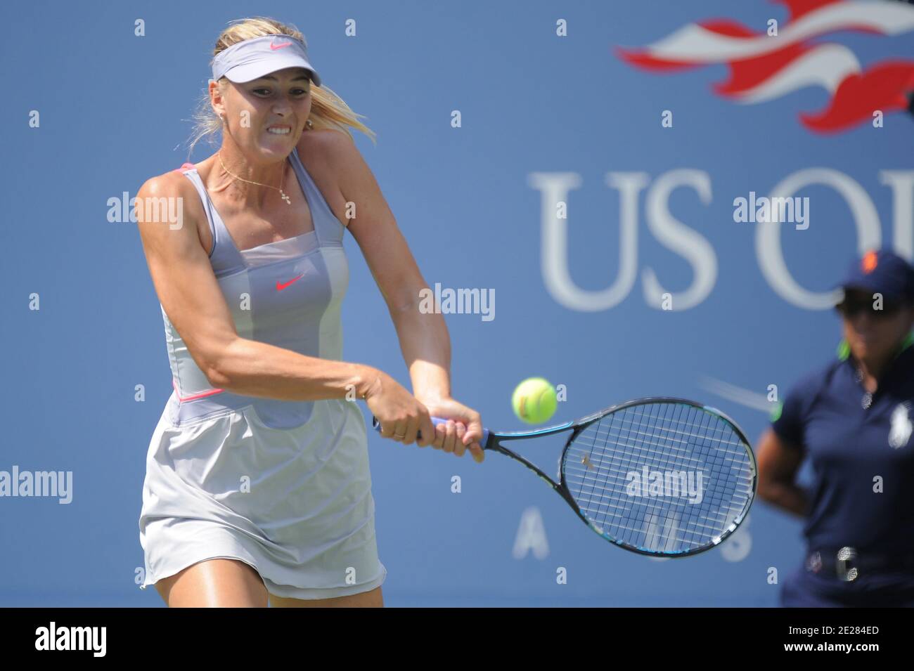 Die russische Maria Sharapova im Kampf gegen die italienische Flavia Penetta während des 5. Tages bei den US Open, in Flushing Meadows, New York City, NY, USA, 2. September 2011. Foto von Mehdi Taamallah/ABACAPRESS.COM Stockfoto