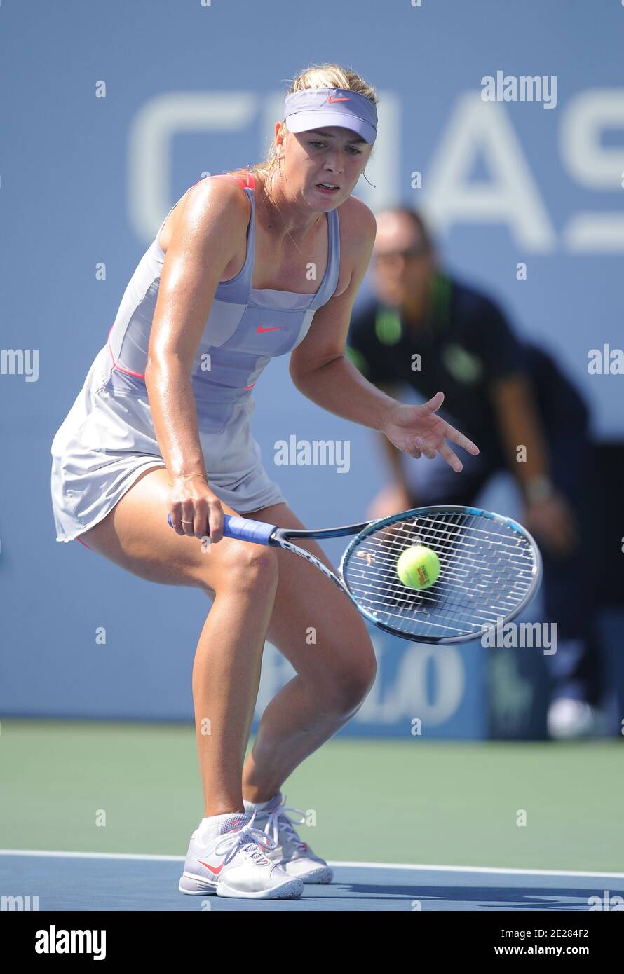 Die russische Maria Sharapova im Kampf gegen die italienische Flavia Penetta während des 5. Tages bei den US Open, in Flushing Meadows, New York City, NY, USA, 2. September 2011. Foto von Mehdi Taamallah/ABACAPRESS.COM Stockfoto