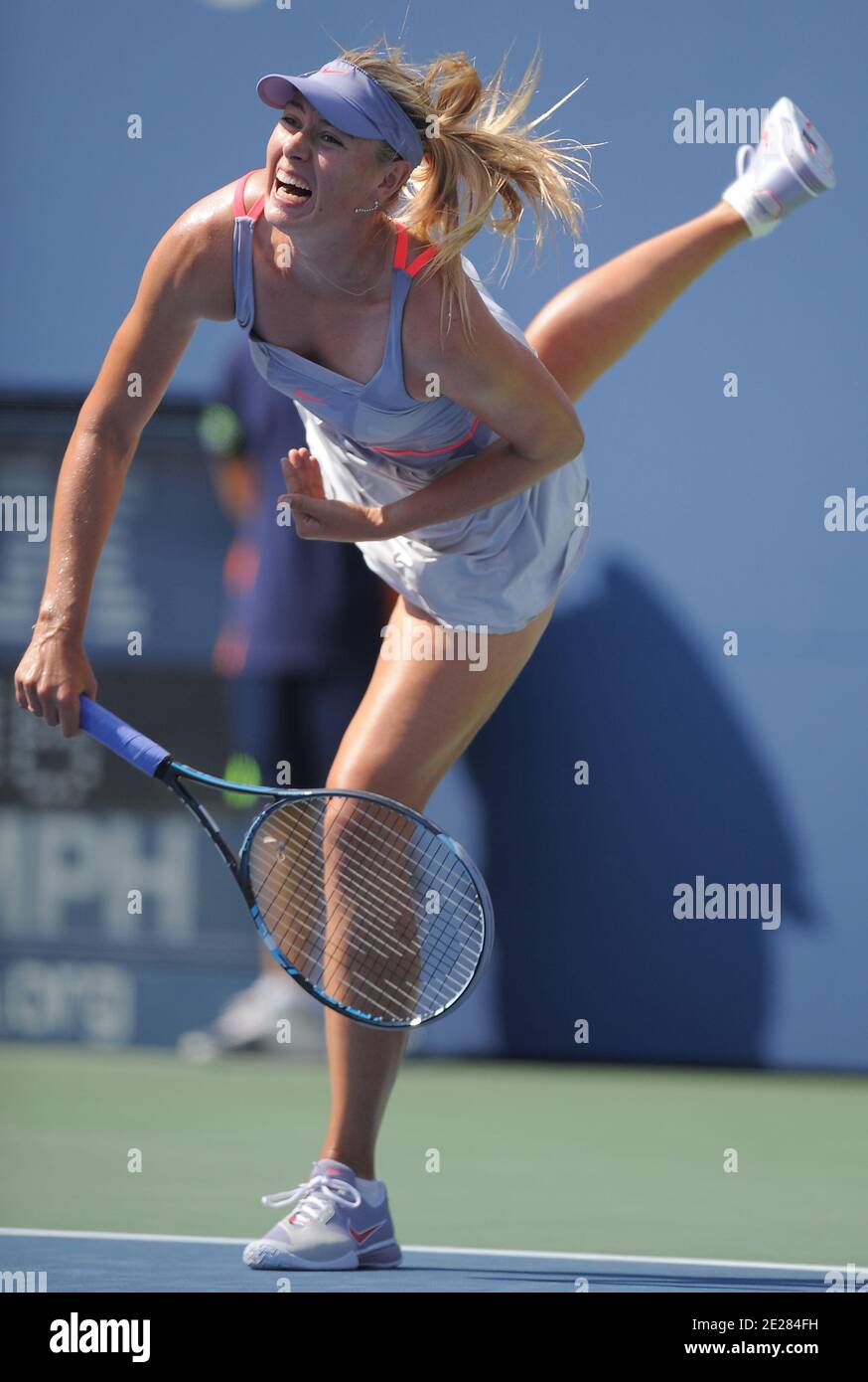 Die russische Maria Sharapova im Kampf gegen die italienische Flavia Penetta während des 5. Tages bei den US Open, in Flushing Meadows, New York City, NY, USA, 2. September 2011. Foto von Mehdi Taamallah/ABACAPRESS.COM Stockfoto