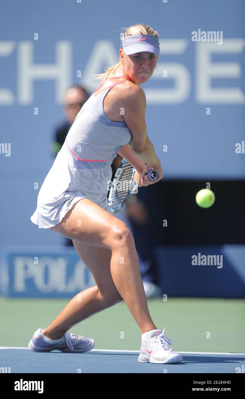 Die russische Maria Sharapova im Kampf gegen die italienische Flavia Penetta während des 5. Tages bei den US Open, in Flushing Meadows, New York City, NY, USA, 2. September 2011. Foto von Mehdi Taamallah/ABACAPRESS.COM Stockfoto