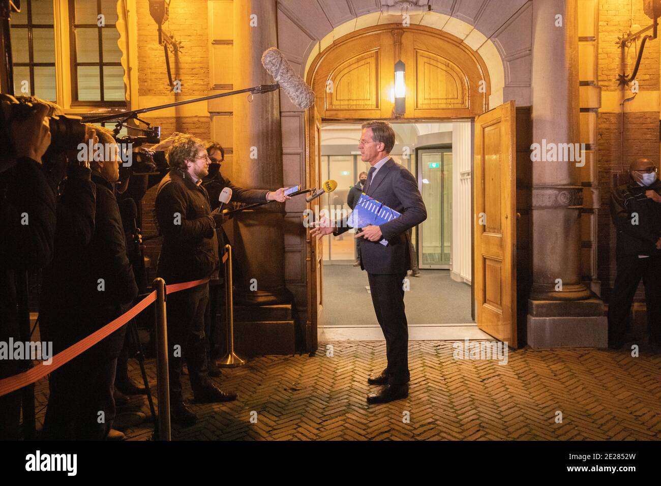 DEN HAAG, NIEDERLANDE - 12. JANUAR: Premierminister Mark Rutte spricht mit der Presse, während er am 12. Januar 2021 in Den Haag, Niederlande, zu einer zusätzlichen ministeriellen Konsultation über den Kinderbetreuungsskandal (Toeslagenaffaire) kommt. (Foto von Niels Wenstedt/BSR Agency/Alamy Live News) Stockfoto