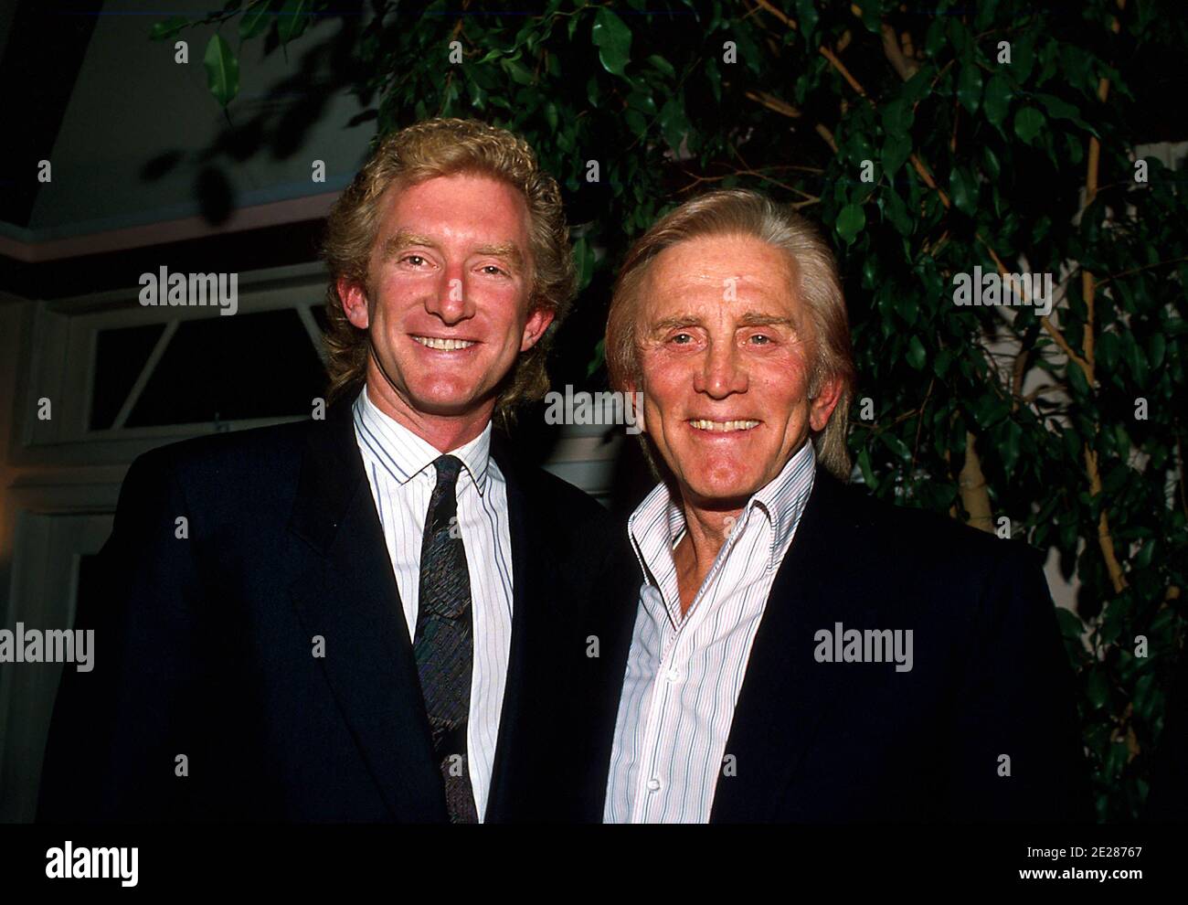 Peter Douglas und Kirk Douglas 1987 Quelle: Ralph Dominguez/MediaPunch Stockfoto