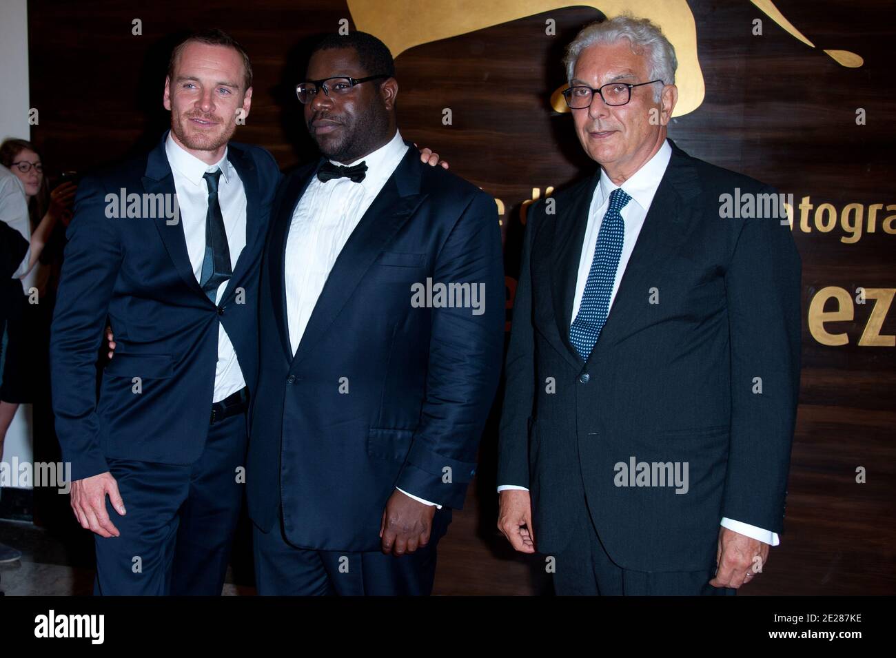 Regisseur Steve McQueen, Schauspieler Michael Fassbender und Paolo Baratta kommen auf den Roten Teppich für die Vorführung von 'Shame' während des 68. Internationalen Filmfestivals 'Mostra' in Venedig am 4. September 2011. Foto von Nicolas Genin/ABACAPRESS.COM Stockfoto