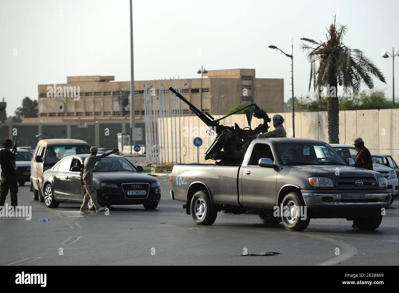Libysche Rebellen, die am 5. September 2011 bei einer Durchsuchungsoperation für Gaddafi-Anhänger in Tripolis, Libyen, beobachtet wurden. Foto von Ammar Abd Rabbo/ABACAPRESS.COM Stockfoto
