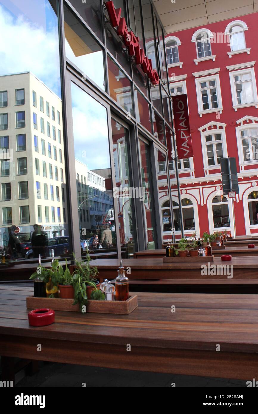 Leere Terrasse wartet auf Kunden im Frühjahr, Hamburg, Deutschland Stockfoto