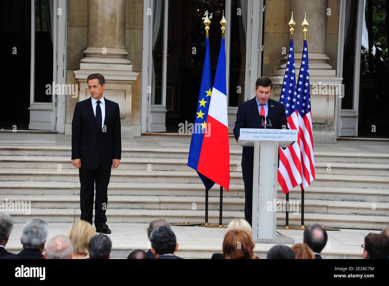 Der französische Präsident Nicolas Sarkozy und der US-Botschafter in Frankreich, Charles H. Rivkin, sind während der Feier des 10. Jahrestages des 11. September in der US-Botschaft in Paris, Frankreich, am 9. September 2011 abgebildet. Foto von Mousse/ABACAPRESS.COM Stockfoto