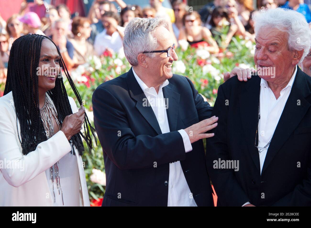 Marco Bellocchio kommt mit der Schauspielerin Zeudi Araya zu einer Zeremonie, um den Goldenen Löwen für sein Lebenswerk während des 68. Internationalen Filmfestivals 'Mostra' in Venedig am 9. September 2011 im Palazzo del Cinema zu empfangen. Foto von Nicolas Genin/ABACAPRESS.COM Stockfoto