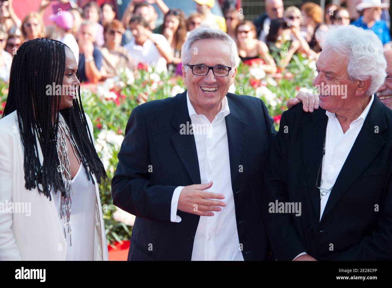 Marco Bellocchio kommt mit der Schauspielerin Zeudi Araya zu einer Zeremonie, um den Goldenen Löwen für sein Lebenswerk während des 68. Internationalen Filmfestivals 'Mostra' in Venedig am 9. September 2011 im Palazzo del Cinema zu empfangen. Foto von Nicolas Genin/ABACAPRESS.COM Stockfoto