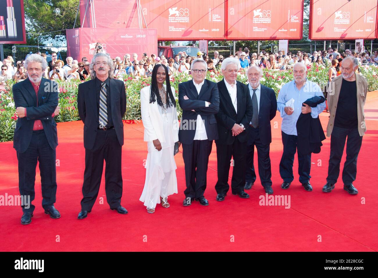Marco Bellocchio kommt mit der Schauspielerin Zeudi Araya zu einer Zeremonie, um den Goldenen Löwen für sein Lebenswerk während des 68. Internationalen Filmfestivals 'Mostra' in Venedig am 9. September 2011 im Palazzo del Cinema zu empfangen. Foto von Nicolas Genin/ABACAPRESS.COM Stockfoto