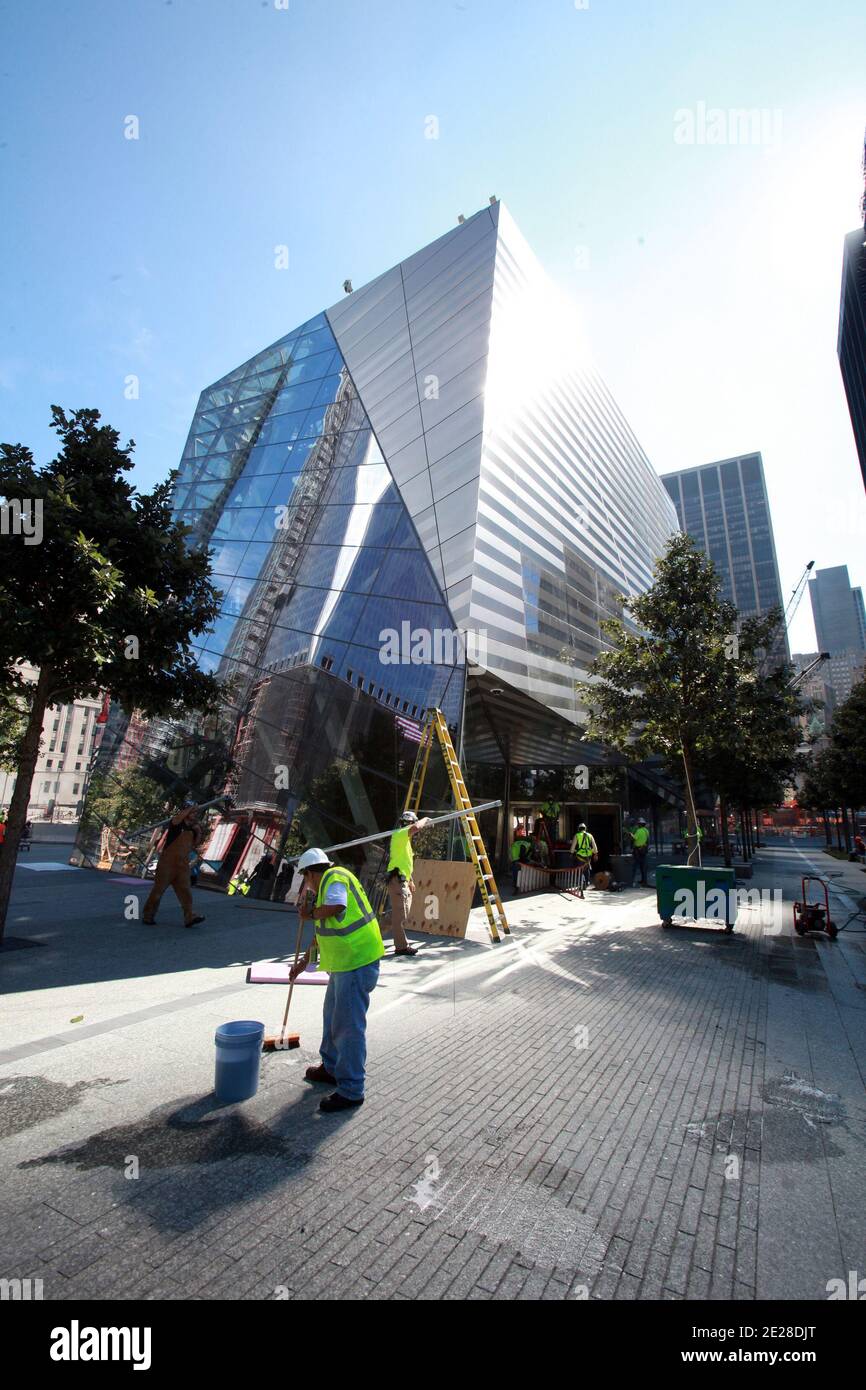 Zwei Tage vor dem 10. Jahrestag der Anschläge von 9/11 war die Sicherheit am 09. September 2011 vor dem Freedom Tower auf dem Gelände des World Trade Center in New York, NY, USA, stark. Foto von ABACAPRESS.COM Stockfoto