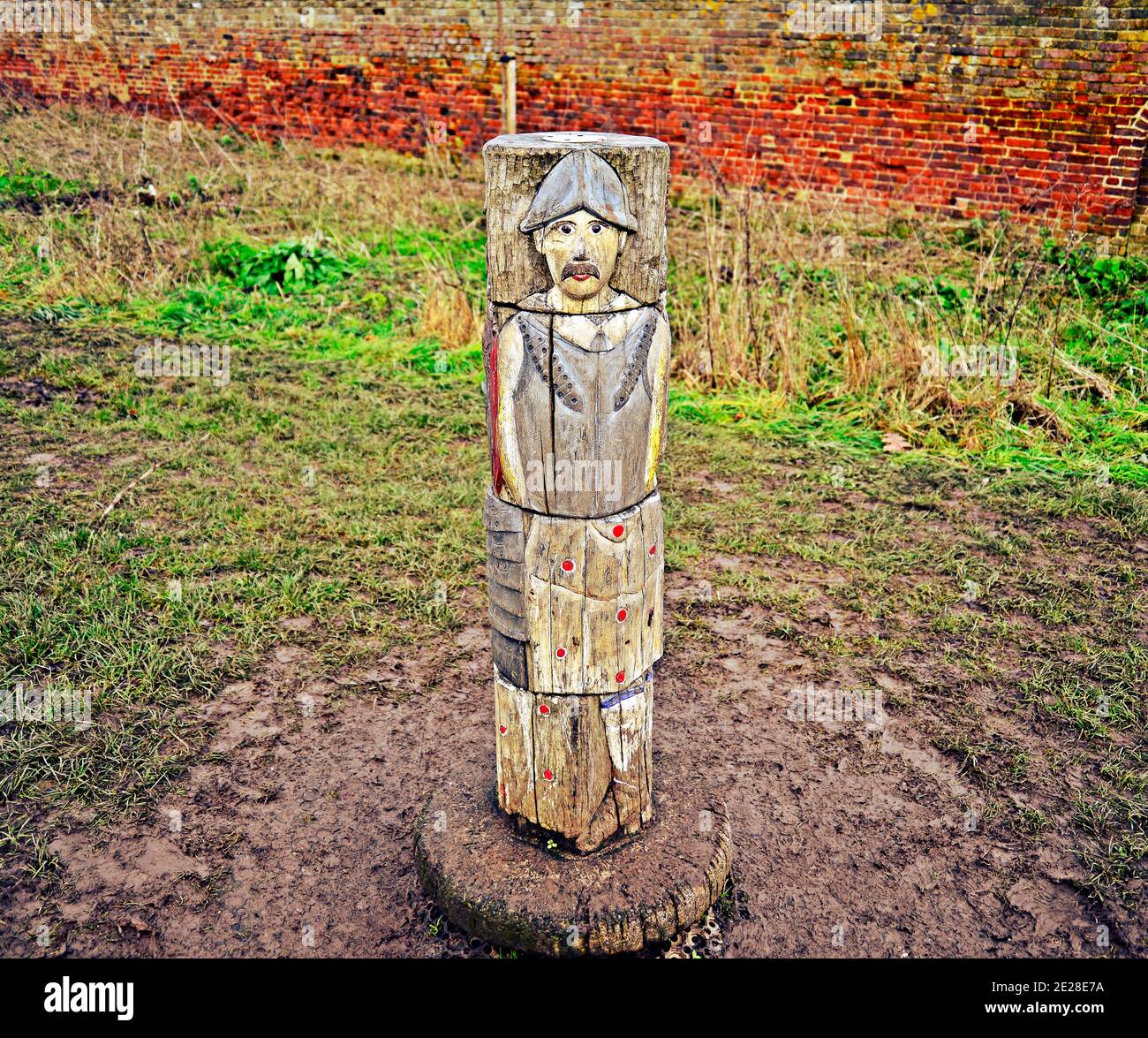 Geschnitzte Figur aus Holz in vertikalem Pfosten Stockfoto
