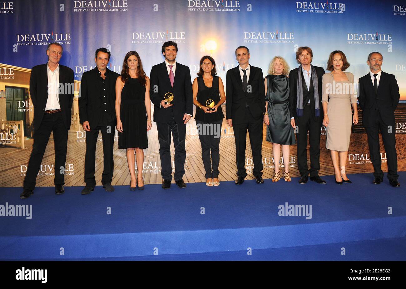 Regisseur Matthew Gordon und Tony Kaye posieren mit der Jury-Pose, nachdem sie am 10. September 2011 beim 37. Deauville American Film Festival in Deauville, Frankreich, den Jurypreis gewonnen haben. Foto von Giancarlo Gorassini/ABACAPRESS.COM Stockfoto